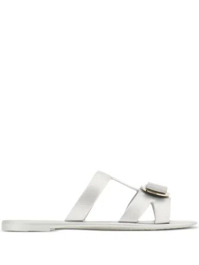Ferragamo Pantoletten Mit New Vara-schild In Silver