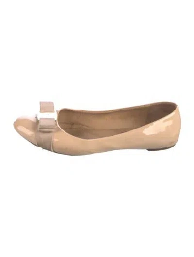 Pre-owned Ferragamo Patent Leather Bow Accents Flats In Neutral
