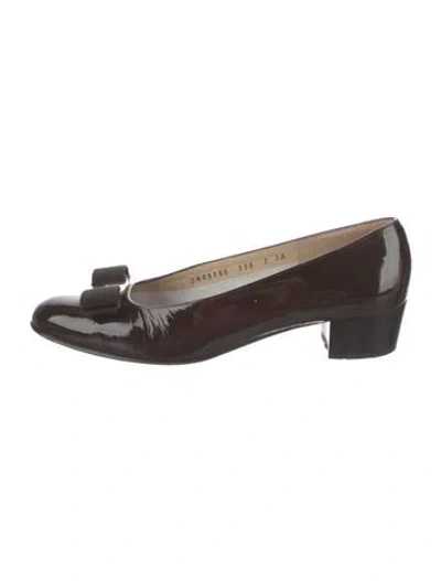 Pre-owned Ferragamo Patent Leather Bow Accents Pumps In Brown