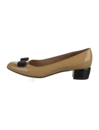 Pre-owned Ferragamo Patent Leather Bow Accents Pumps In Neutral