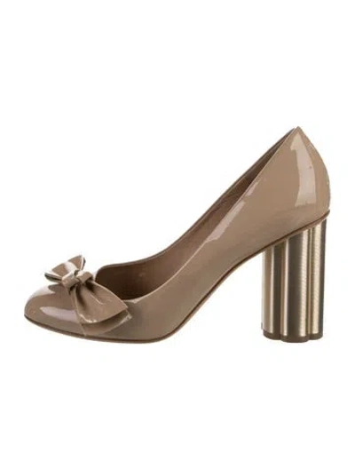 Pre-owned Ferragamo Patent Leather Bow Accents Pumps In Neutral