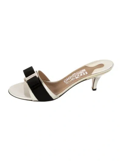 Pre-owned Ferragamo Patent Leather Bow Accents Slides In White