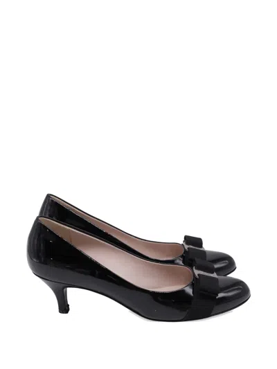 Pre-owned Ferragamo Patent Leather Bow Pumps In Black