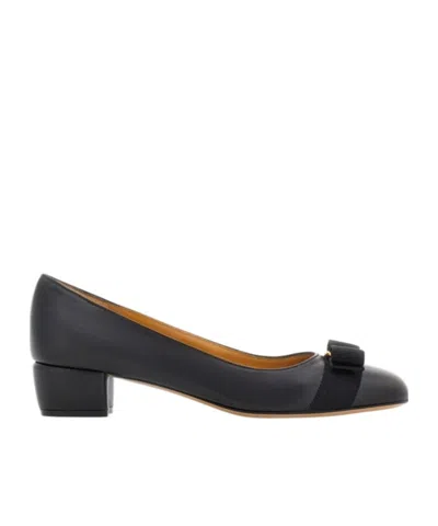 Ferragamo Round Head Low-heeled Shoes In Black