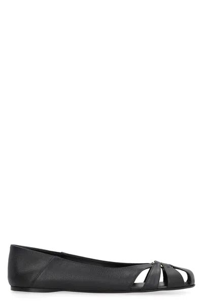 Ferragamo Round Toe Slip-on Flat Shoes In Black
