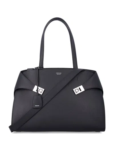 FERRAGAMO SALVATORE FERRAGAMO HUG LEATHER SHOULDER BAG