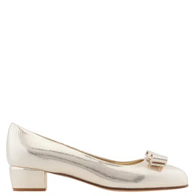Ferragamo Salvatore  Ladies Vara Bow Metallic Pump Shoes In Yellow