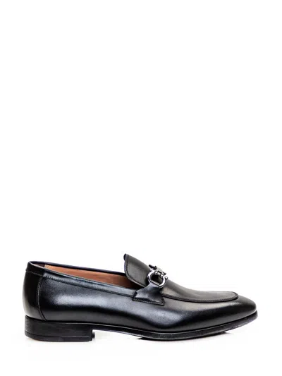 Ferragamo Loafer Wuth Hook Ornament In Nero