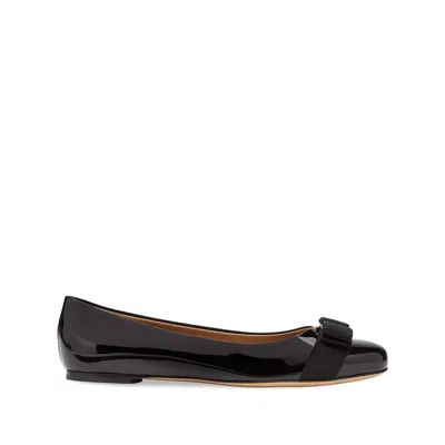 Ferragamo Varina Bow-embellished Patent-leather Ballet Flats In Black