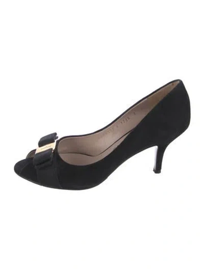 Pre-owned Ferragamo Suede Bow Accents Pumps In Black