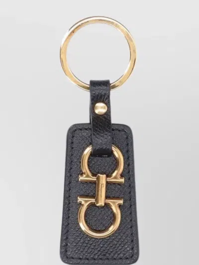 Ferragamo Gancini Keychain In Hammered Leather In Black