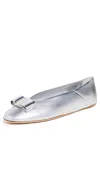 Ferragamo Vara Bow Ballet Flats In Silver Fondo Bianco