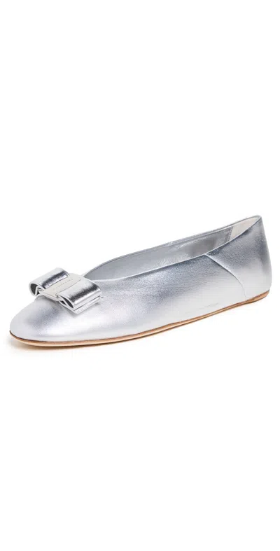 FERRAGAMO VANNA FLATS SILVER FONDO BIANCO