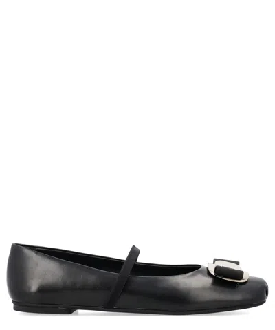 Ferragamo New Vara Plate Ballet Flat Shoes In Black