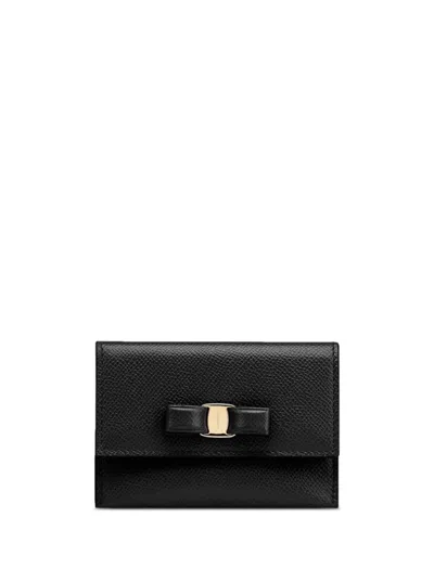 FERRAGAMO 'VARA' BLACK CARD-HOLDER WITH ENGRAVED LOGO AND VARA BOW IN HAMMERED LEATHER WOMAN