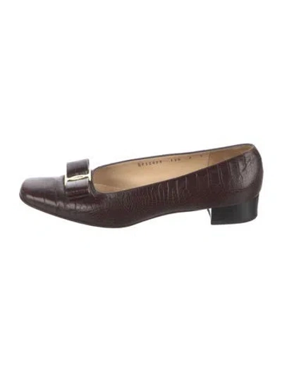 Pre-owned Ferragamo Vara Bow Accent Embossed Leather Pumps In Brown