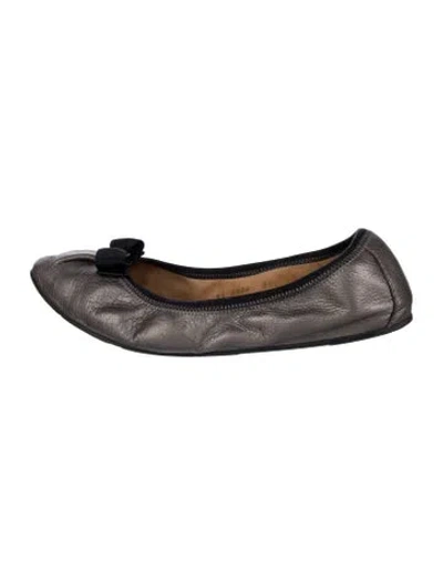 Pre-owned Ferragamo Vara Bow Accent Leather Ballet Flats In Grey/metallic