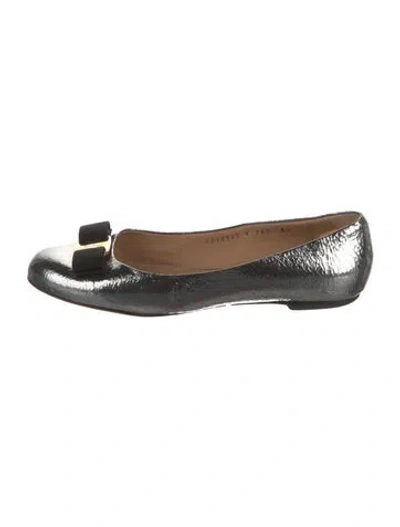 Pre-owned Ferragamo Vara Bow Accent Leather Ballet Flats In Silver