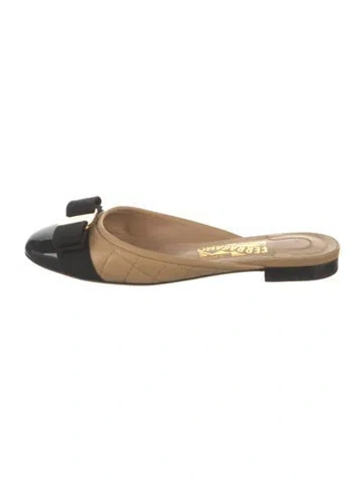 Pre-owned Ferragamo Vara Bow Accent Leather Mules In Black/neutrals