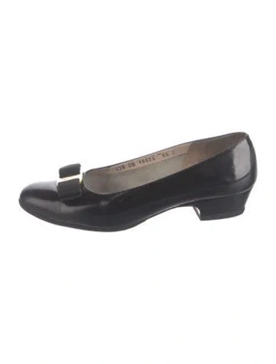 Pre-owned Ferragamo Vara Bow Accent Leather Pumps In Black