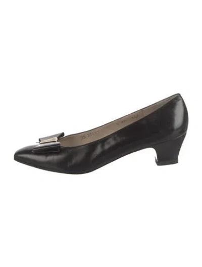 Pre-owned Ferragamo Vara Bow Accent Leather Pumps In Black
