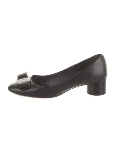 Pre-owned Ferragamo Vara Bow Accent Leather Pumps In Black