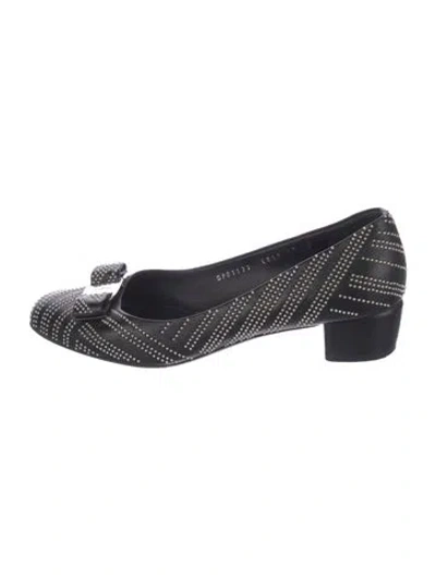 Pre-owned Ferragamo Vara Bow Accent Leather Pumps In Black