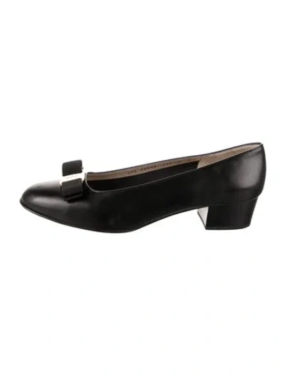 Pre-owned Ferragamo Vara Bow Accent Leather Pumps In Black
