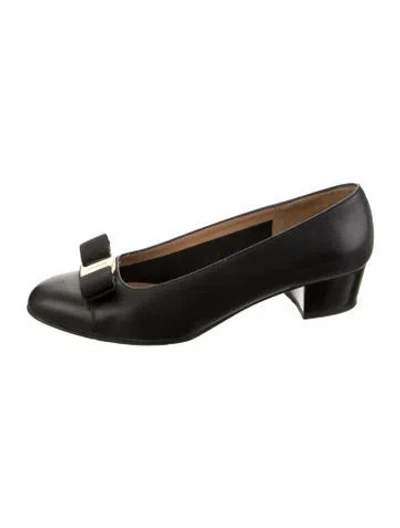 Pre-owned Ferragamo Vara Bow Accent Leather Pumps In Black