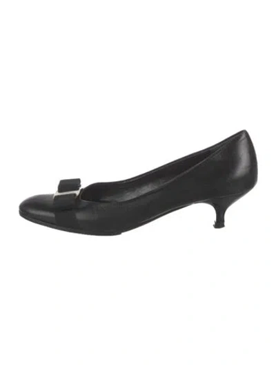 Pre-owned Ferragamo Vara Bow Accent Leather Pumps In Black