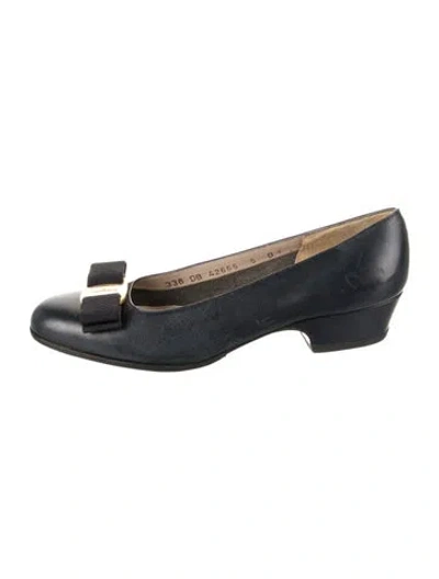 Pre-owned Ferragamo Vara Bow Accent Leather Pumps In Blue