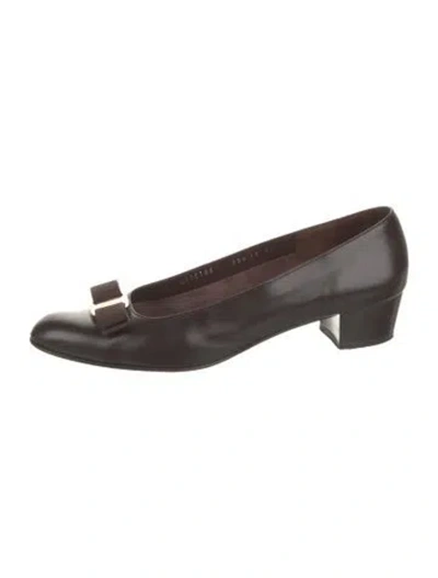 Pre-owned Ferragamo Vara Bow Accent Leather Pumps In Brown