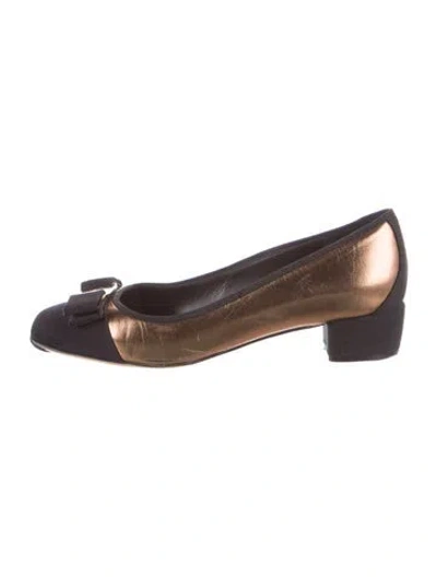 Pre-owned Ferragamo Vara Bow Accent Leather Pumps In Gold