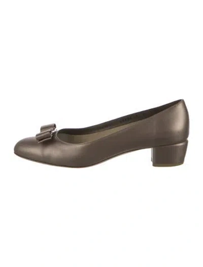 Pre-owned Ferragamo Vara Bow Accent Leather Pumps In Gray
