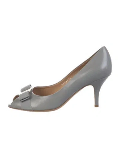 Pre-owned Ferragamo Vara Bow Accent Leather Pumps In Gray