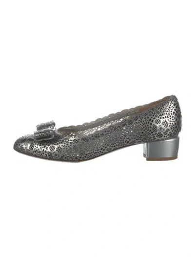 Pre-owned Ferragamo Vara Bow Accent Leather Pumps In Grey