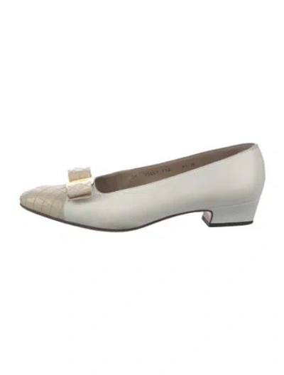 Pre-owned Ferragamo Vara Bow Accent Leather Pumps In Neutral