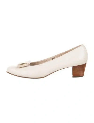 Pre-owned Ferragamo Vara Bow Accent Leather Pumps In Neutral