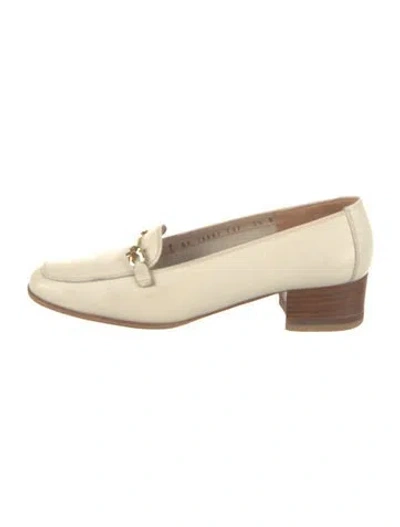 Pre-owned Ferragamo Vara Bow Accent Leather Pumps In Neutral