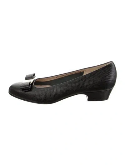 Pre-owned Ferragamo Vara Bow Accent Leather Pumps W/ Tags In Black