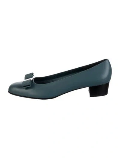 Pre-owned Ferragamo Vara Bow Accent Leather Pumps W/ Tags In Blue