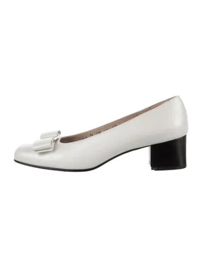 Pre-owned Ferragamo Vara Bow Accent Leather Pumps In White