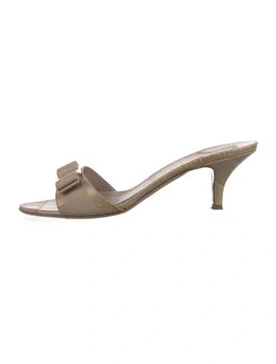 Pre-owned Ferragamo Vara Bow Accent Leather Slides In Neutral