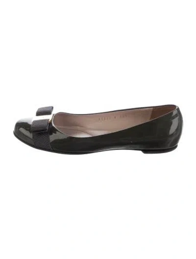 Pre-owned Ferragamo Vara Bow Accent Patent Leather Ballet Flats In Grey