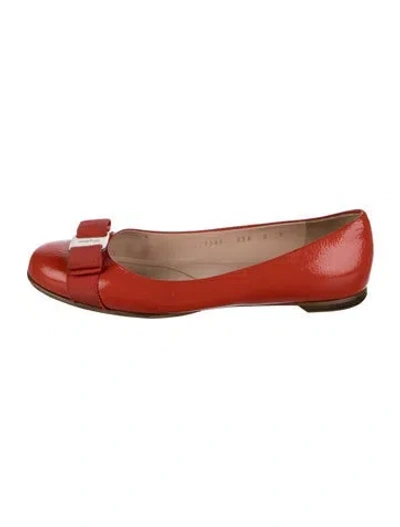 Pre-owned Ferragamo Vara Bow Accent Patent Leather Ballet Flats In Orange
