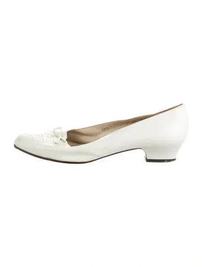 Pre-owned Ferragamo Vara Bow Accent Patent Leather Mules In White