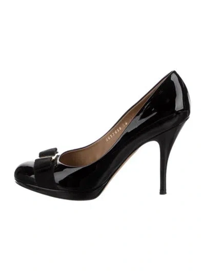 Pre-owned Ferragamo Vara Bow Accent Patent Leather Pumps In Black