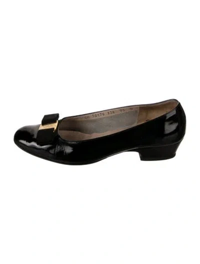 Pre-owned Ferragamo Vara Bow Accent Patent Leather Pumps In Black