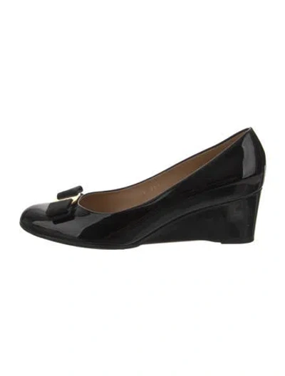 Pre-owned Ferragamo Vara Bow Accent Patent Leather Pumps In Black
