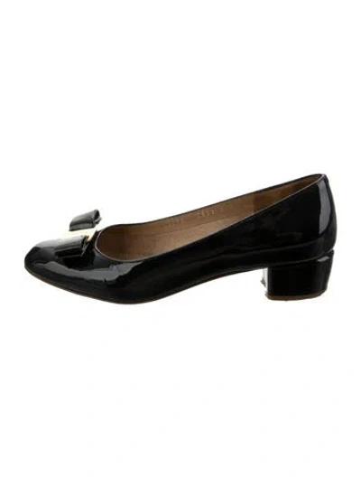 Pre-owned Ferragamo Vara Bow Accent Patent Leather Pumps In Black